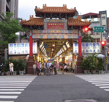 華西街觀光夜市｜邊吃邊玩︱美食王國